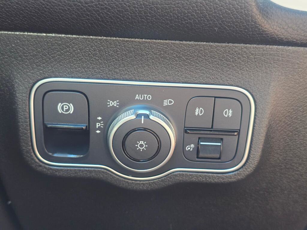 Used 2023 Mercedes-Benz GLB 250 image 34