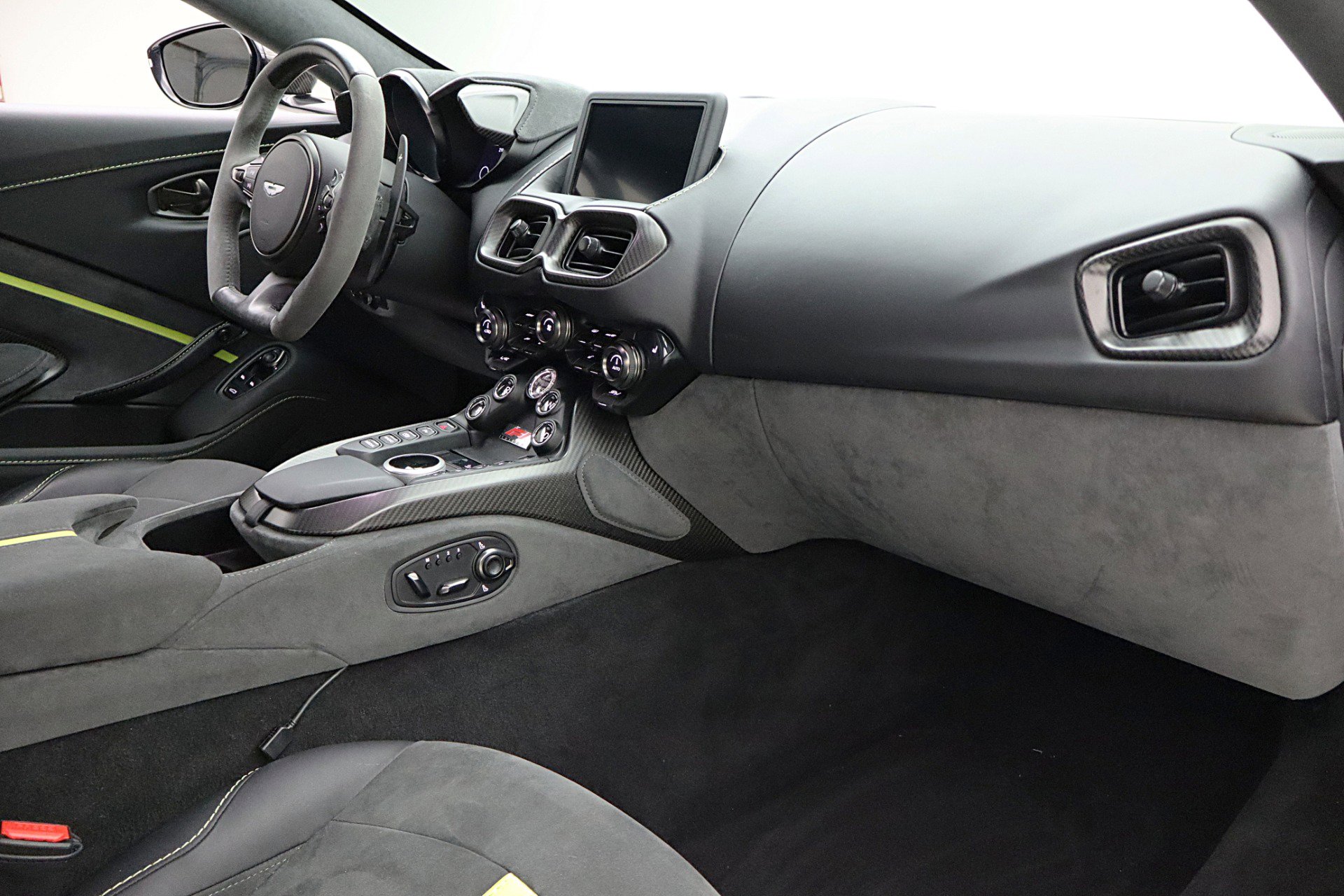 Used 2023 Aston Martin V8 Vantage Coupe image 47