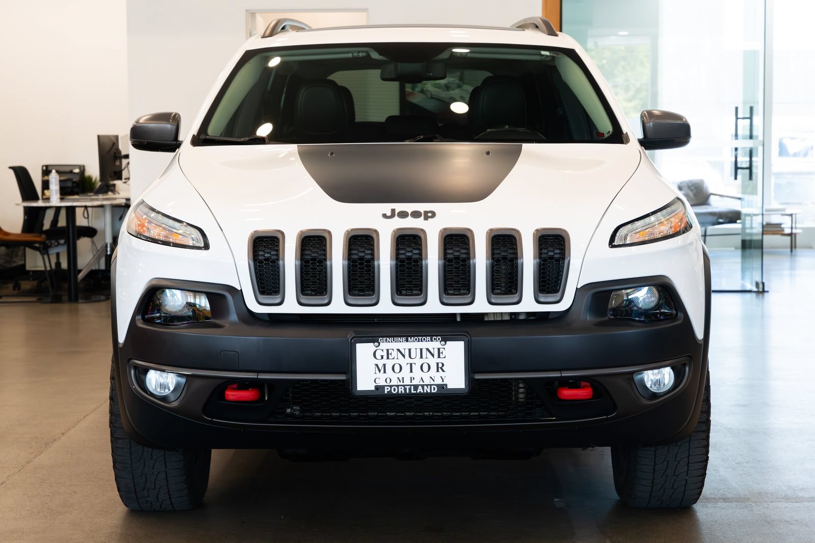Used 2018 Jeep Cherokee Trailhawk w/ Comfort/Convenience Group AWD/4WD image 2