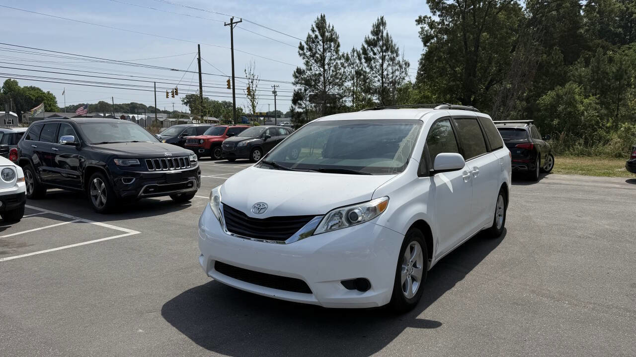 Used 2011 Toyota Sienna LE FWD image 2