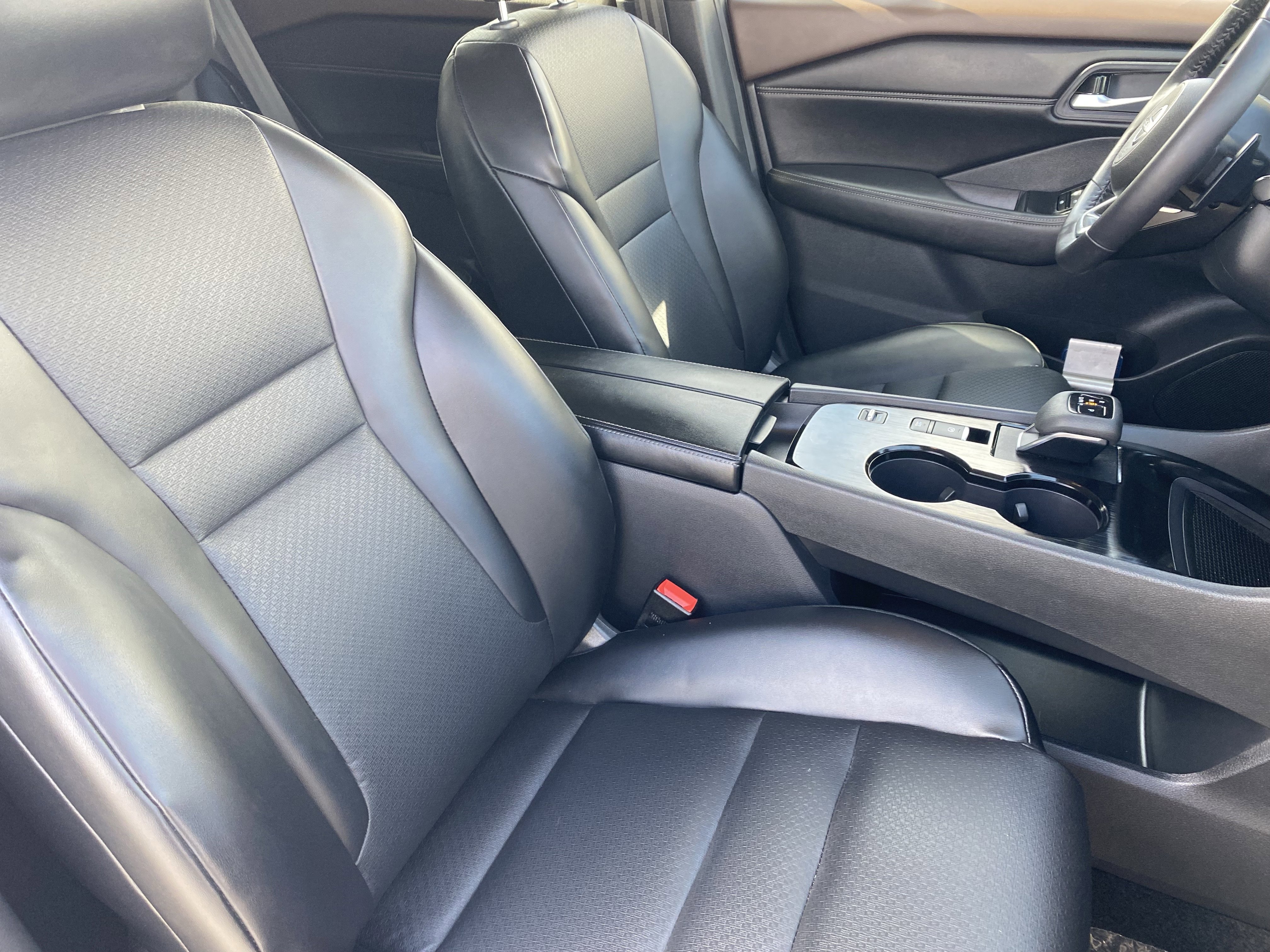 Used 2023 Nissan Rogue SV w/ SV Premium B Package image 10