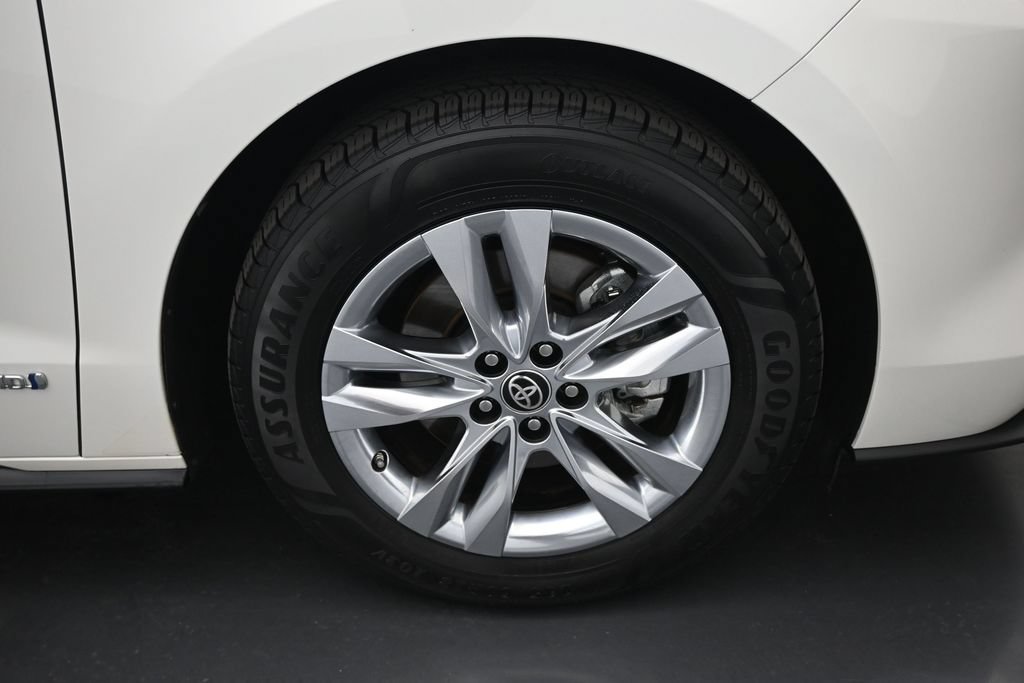 Used 2021 Toyota Sienna Limited FWD image 21