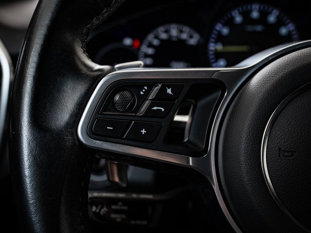 Certified 2022 Porsche Cayenne E-Hybrid w/ Premium Package image 33