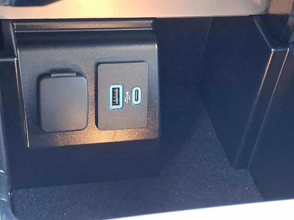 Used 2022 Ford Explorer XLT w/ Equipment Group 202A image 24