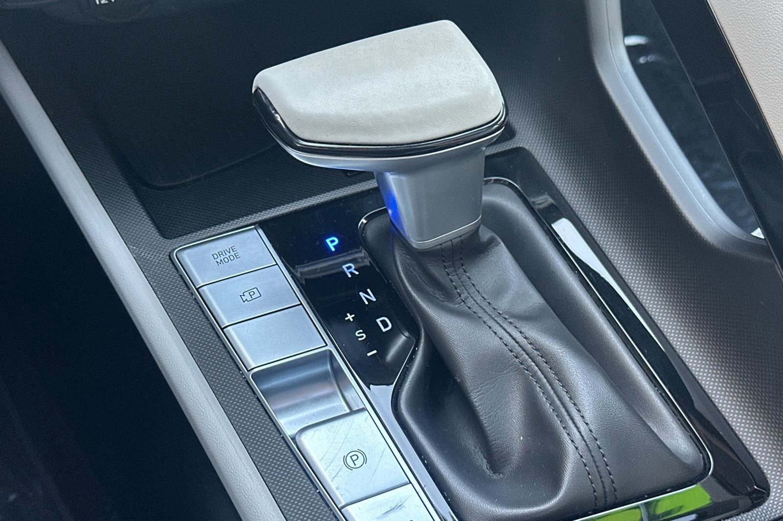 Used 2025 Hyundai Elantra Limited image 22