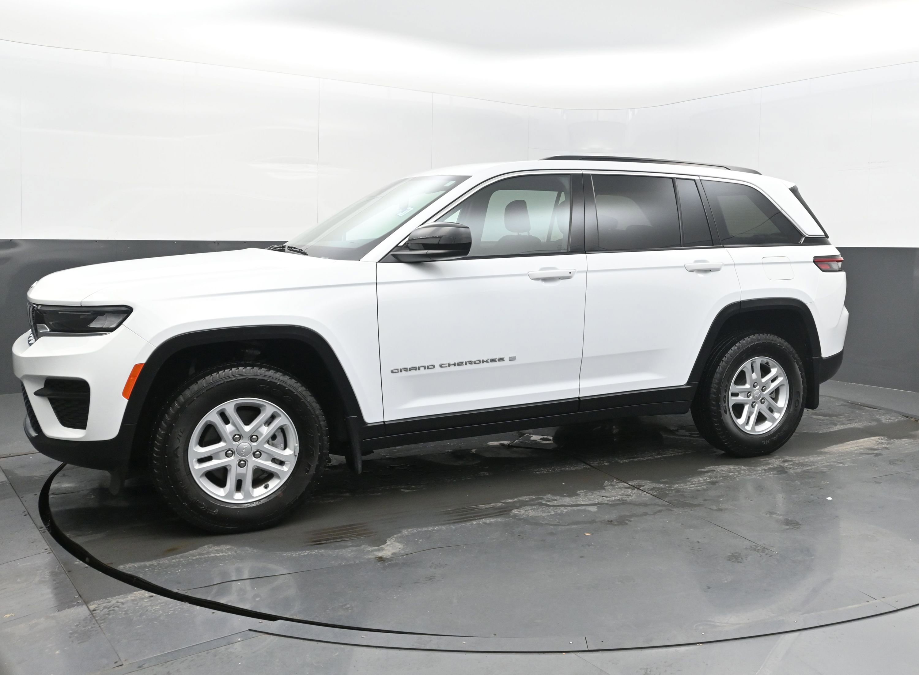 Used 2024 Jeep Grand Cherokee Laredo w/ MOPAR Finishing Package image 5