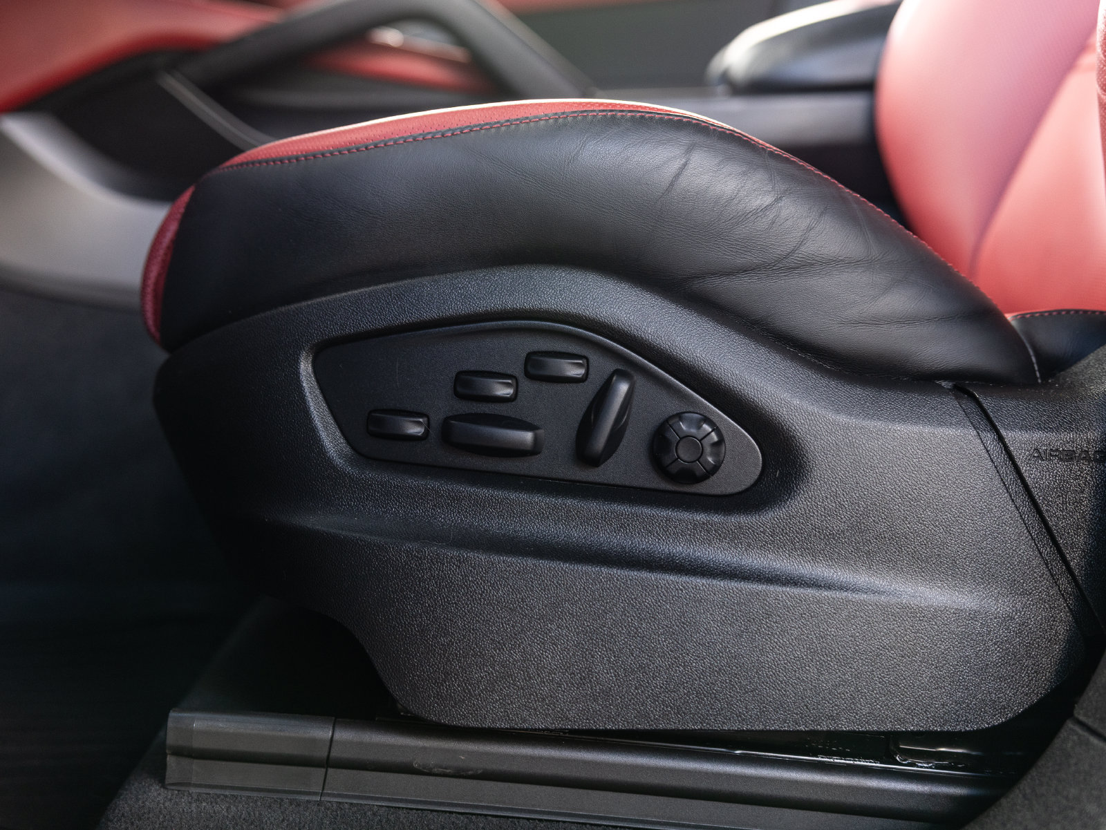Certified 2025 Porsche Cayenne GTS AWD/4WD image 40