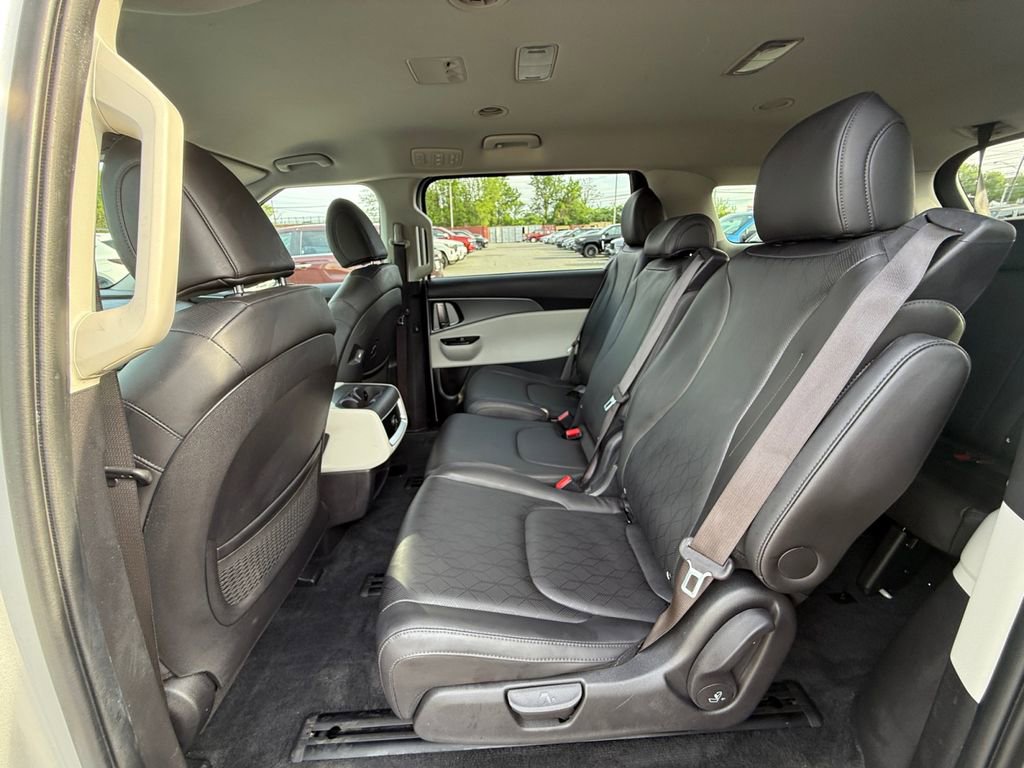 Used 2022 Kia Carnival LX image 23
