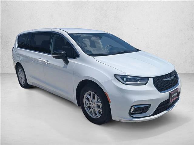 Used 2024 Chrysler Pacifica Touring-L FWD image 3