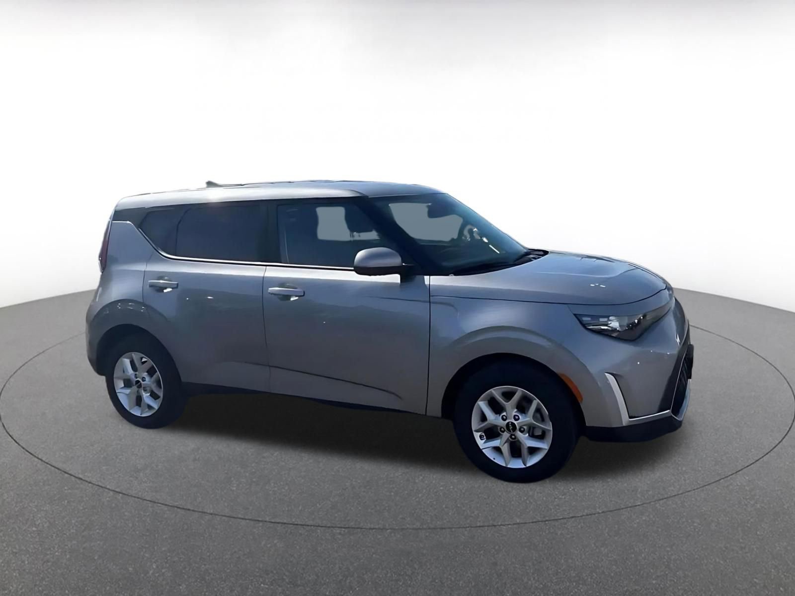 Used 2025 Kia Soul LX w/ LX Technology Package FWD image 2