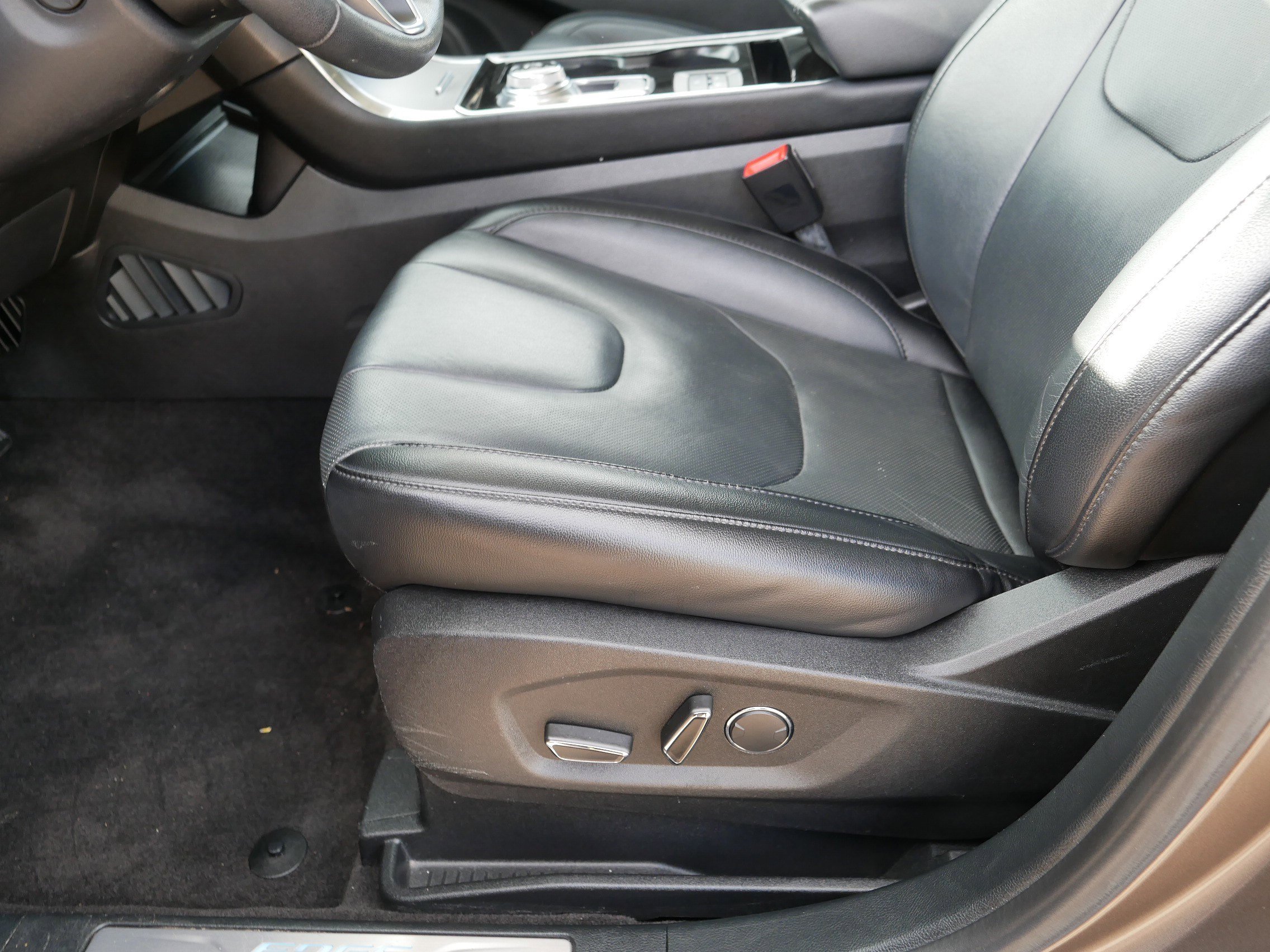 Used 2019 Ford Edge Titanium w/ Equipment Group 301A AWD/4WD image 20