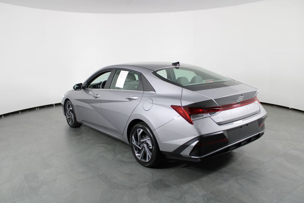 Used 2025 Hyundai Elantra SEL image 4