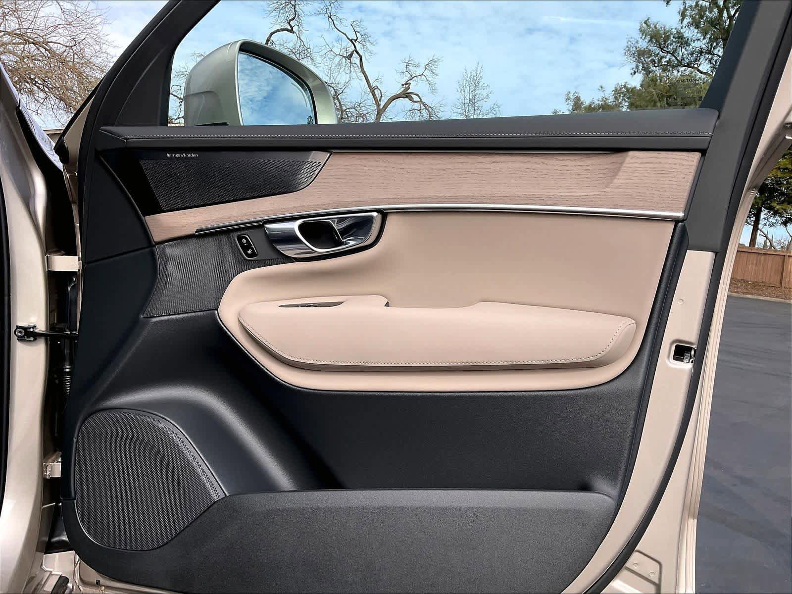 New 2026 Volvo XC90 T8 Plus w/ Protection Package Premier image 31