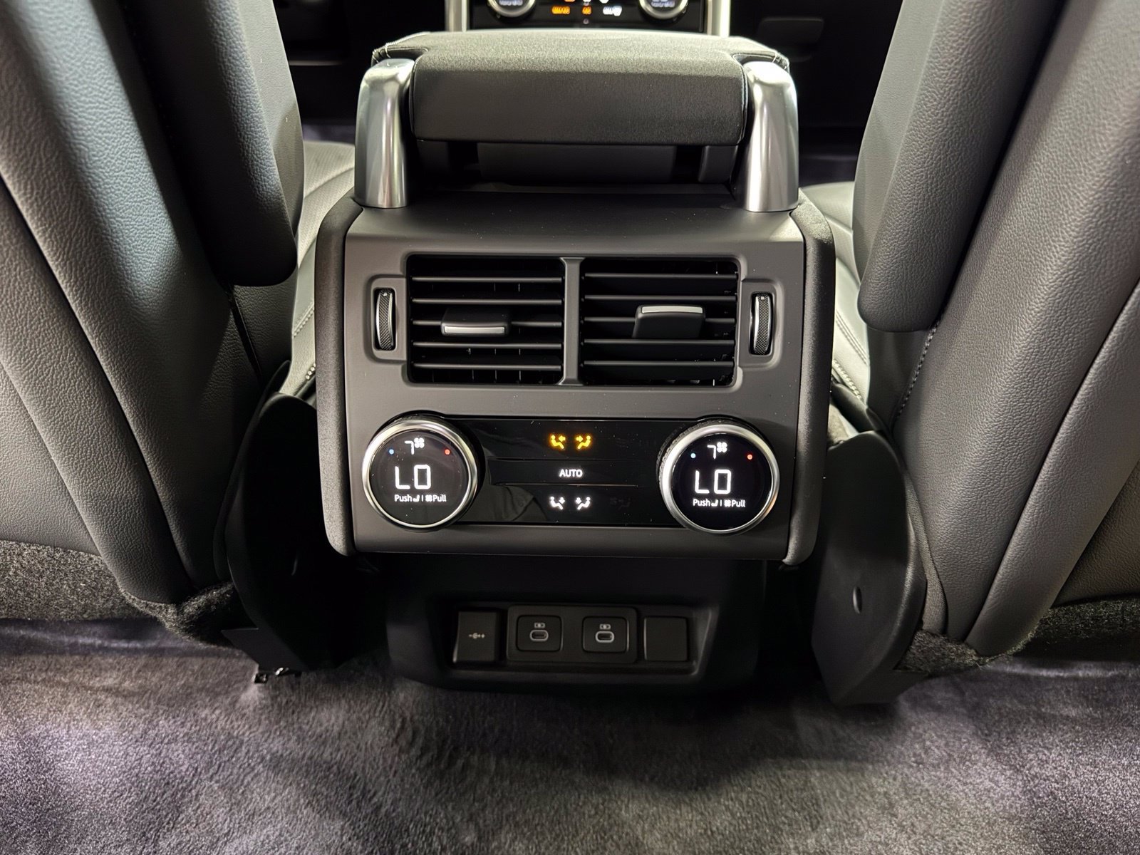 New 2026 Land Rover Discovery Limited Edition AWD/4WD image 37
