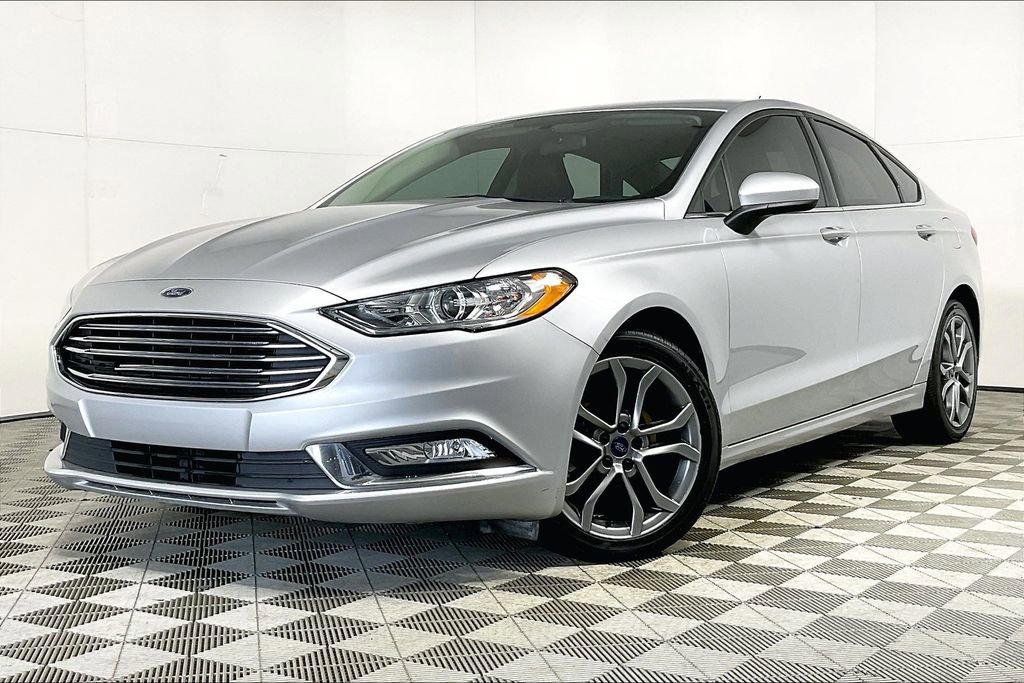 Used 2017 Ford Fusion SE w/ Equipment Group 201A image 2