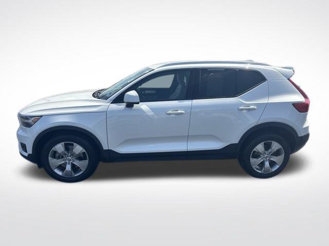 Used 2022 Volvo XC40 T4 Momentum FWD image 2