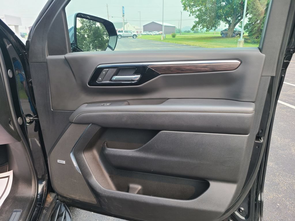 Used 2025 Chevrolet Tahoe Premier AWD/4WD image 9
