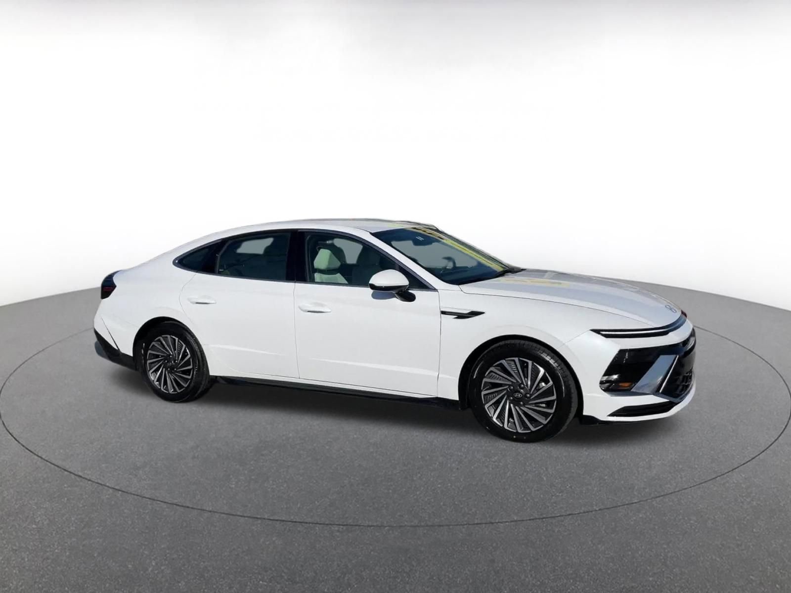 Used 2025 Hyundai Sonata SEL FWD image 2