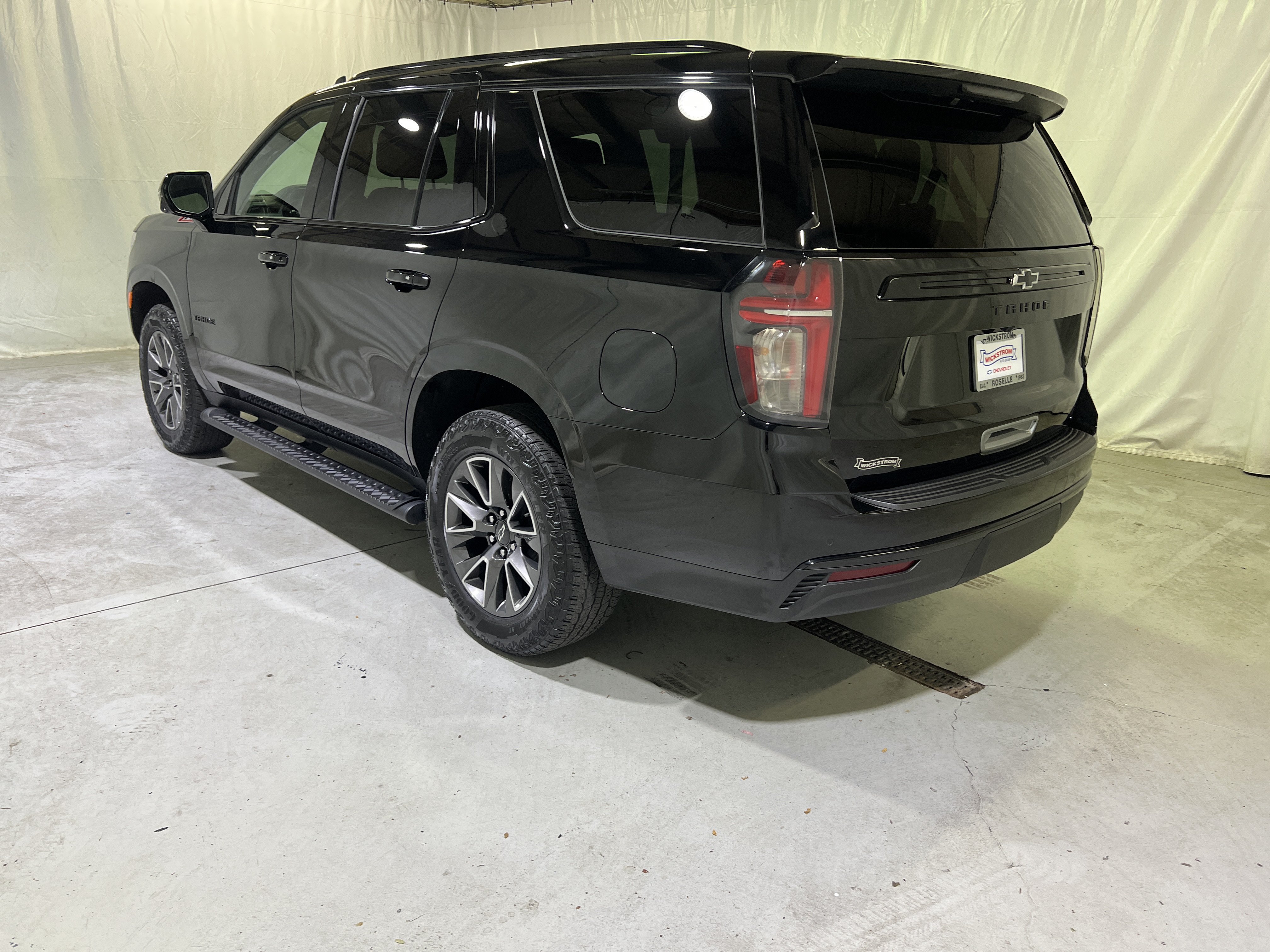 Certified 2023 Chevrolet Tahoe Z71 w/ Luxury Package AWD/4WD image 8