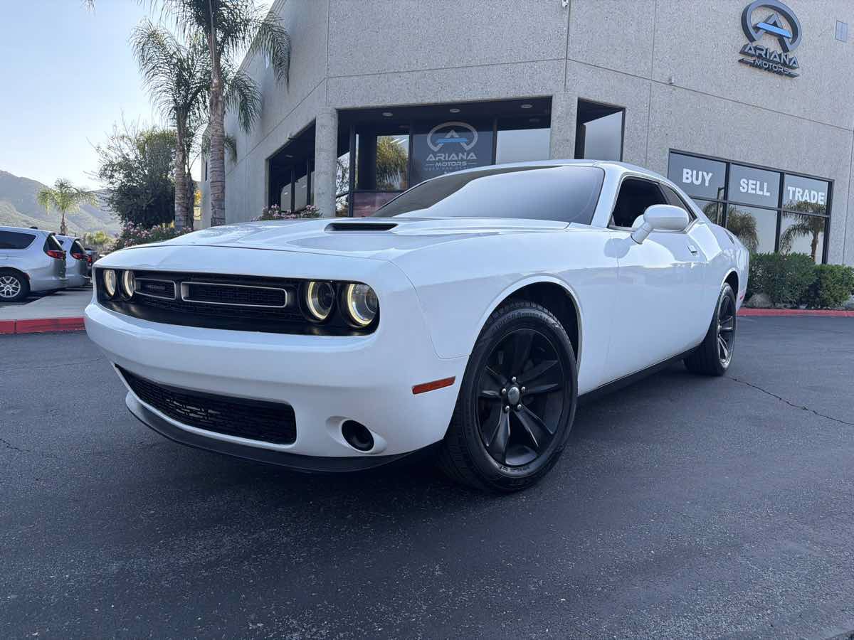 Used 2018 Dodge Challenger SXT RWD image 2