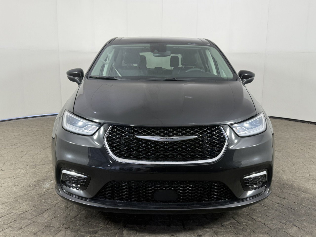 Used 2023 Chrysler Pacifica Touring-L FWD image 2