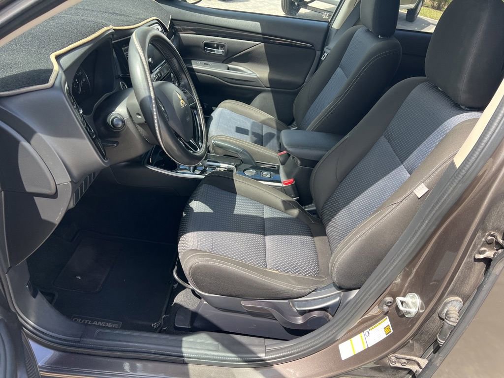 Used 2017 Mitsubishi Outlander SE image 24