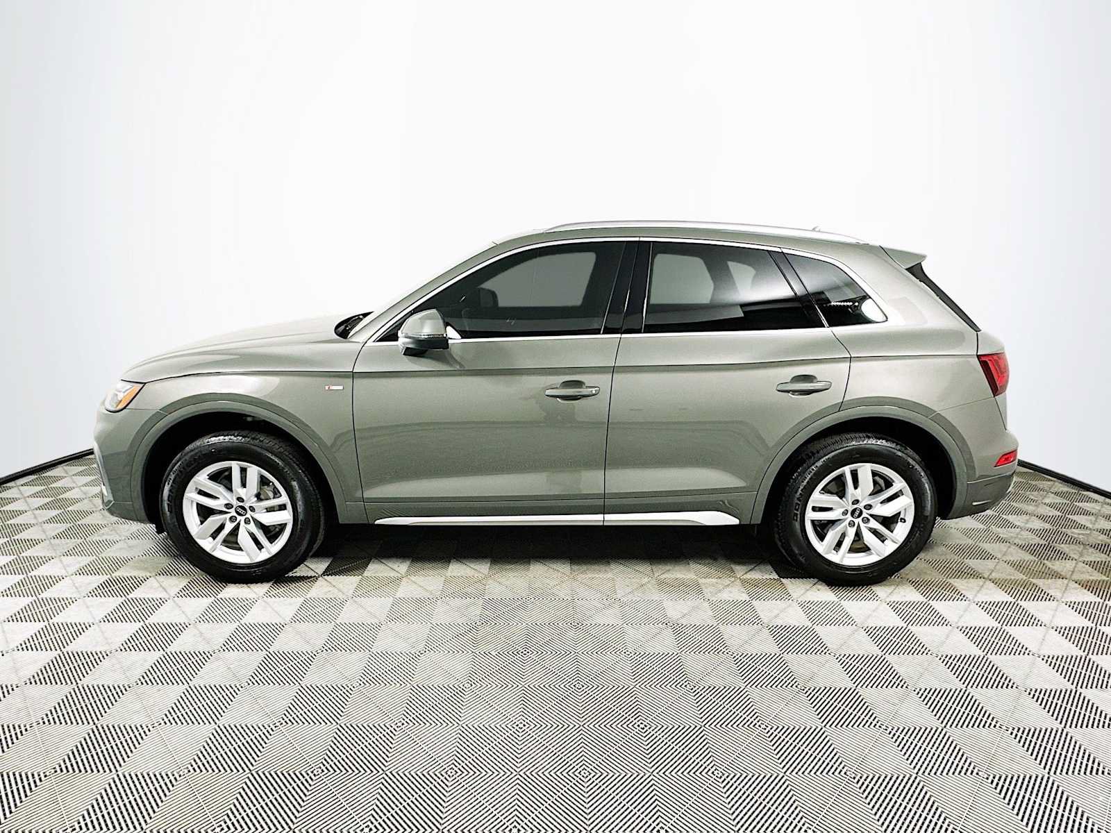 Certified 2023 Audi Q5 2.0T Premium w/ Convenience Package AWD/4WD image 4