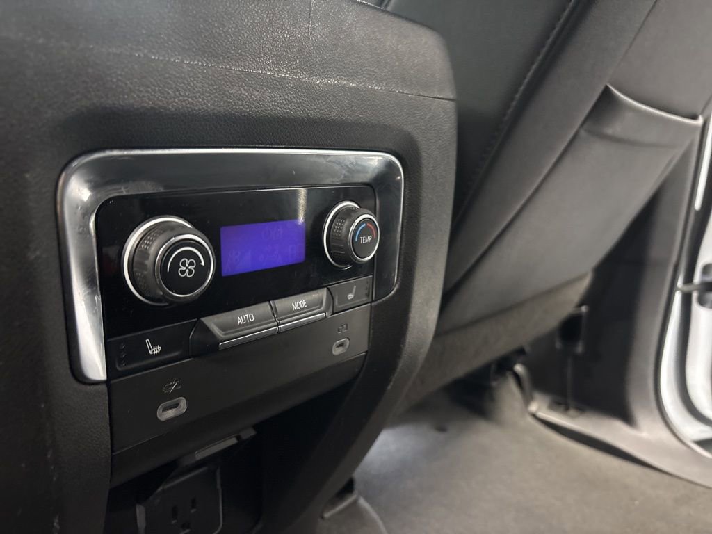 Used 2023 Chevrolet Suburban Premier image 31