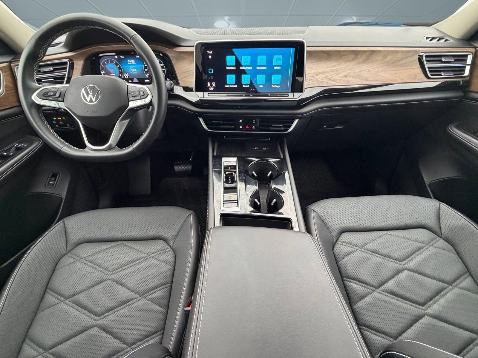 Used 2025 Volkswagen Atlas SE w/ Panoramic Sunroof Package FWD image 14