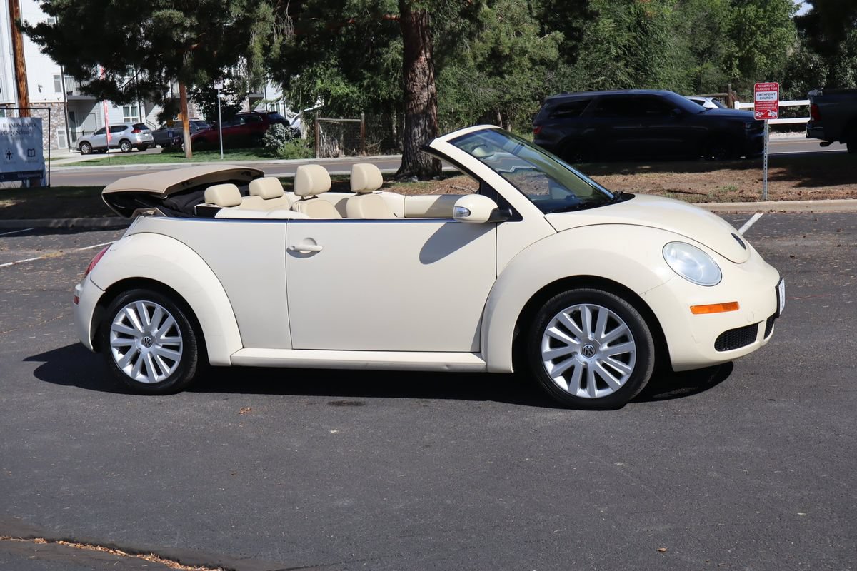 Used 2008 Volkswagen Beetle SE FWD image 2
