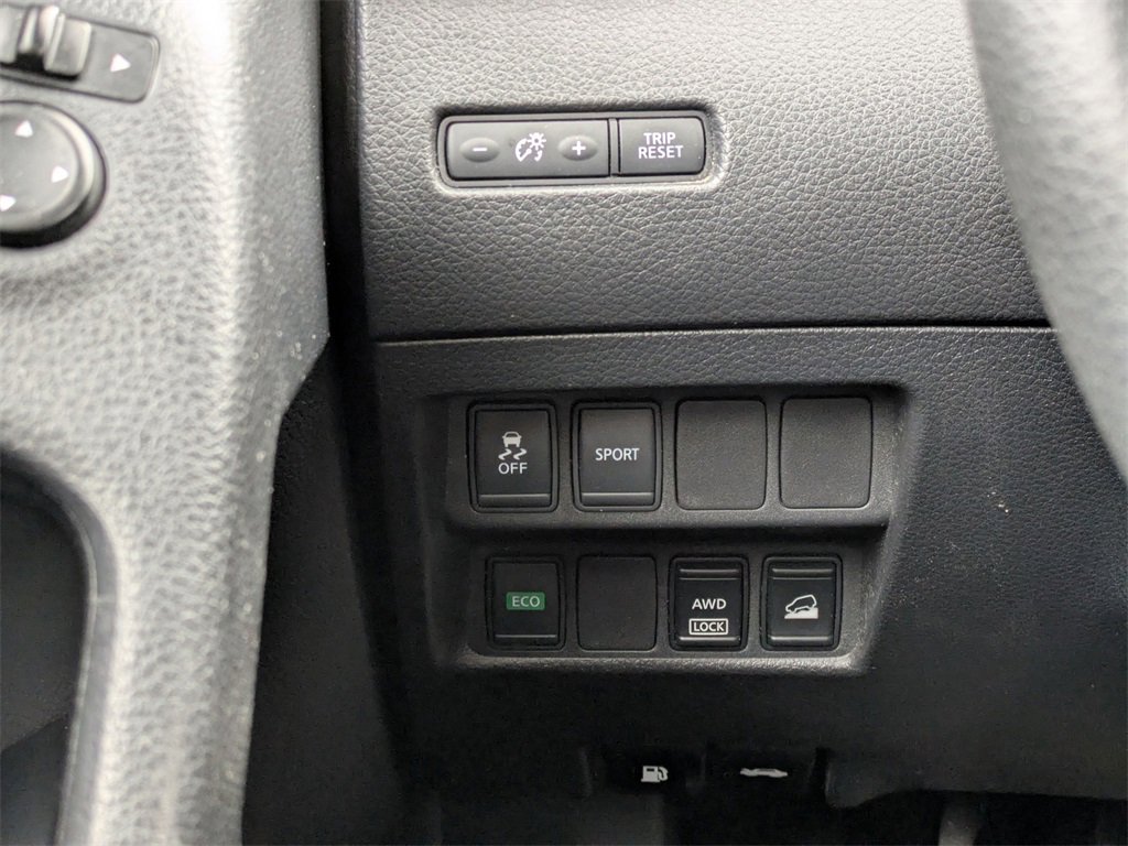 Used 2015 Nissan Rogue S image 16