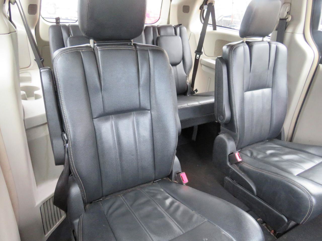 Used 2015 Chrysler Town & Country Touring FWD image 27