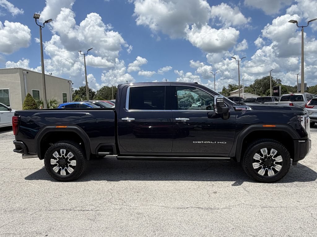 Used 2025 GMC Sierra 3500 Denali w/ Denali Reserve Package AWD/4WD image 3