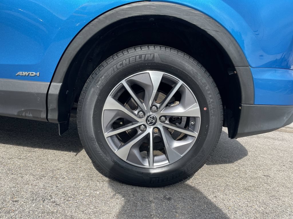 Certified 2018 Toyota RAV4 LE AWD/4WD image 10