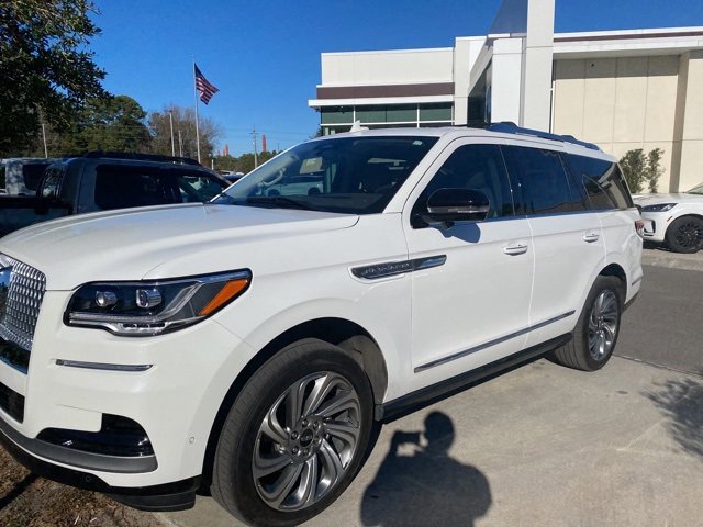 Used 2023 Lincoln Navigator Reserve image 1