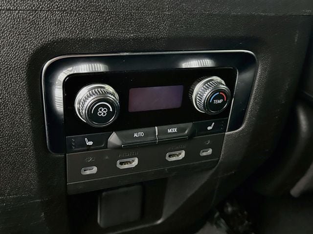 Used 2024 GMC Yukon SLT w/ SLT Luxury Package AWD/4WD image 28