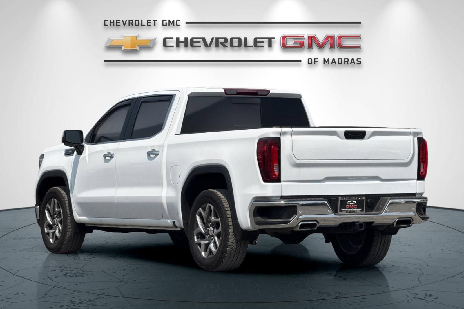Used 2024 GMC Sierra 1500 SLT w/ SLT Premium Plus Package AWD/4WD image 5