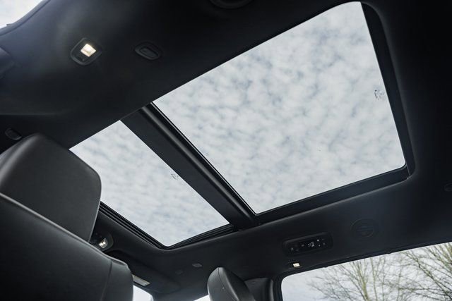 Used 2025 Chrysler Pacifica Limited image 30