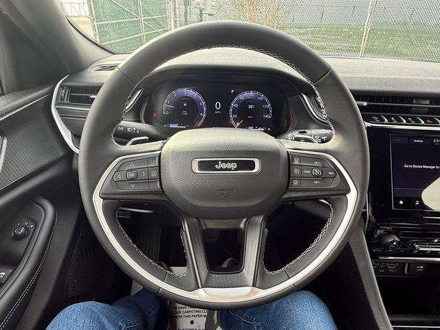 Used 2025 Jeep Grand Cherokee Laredo image 18