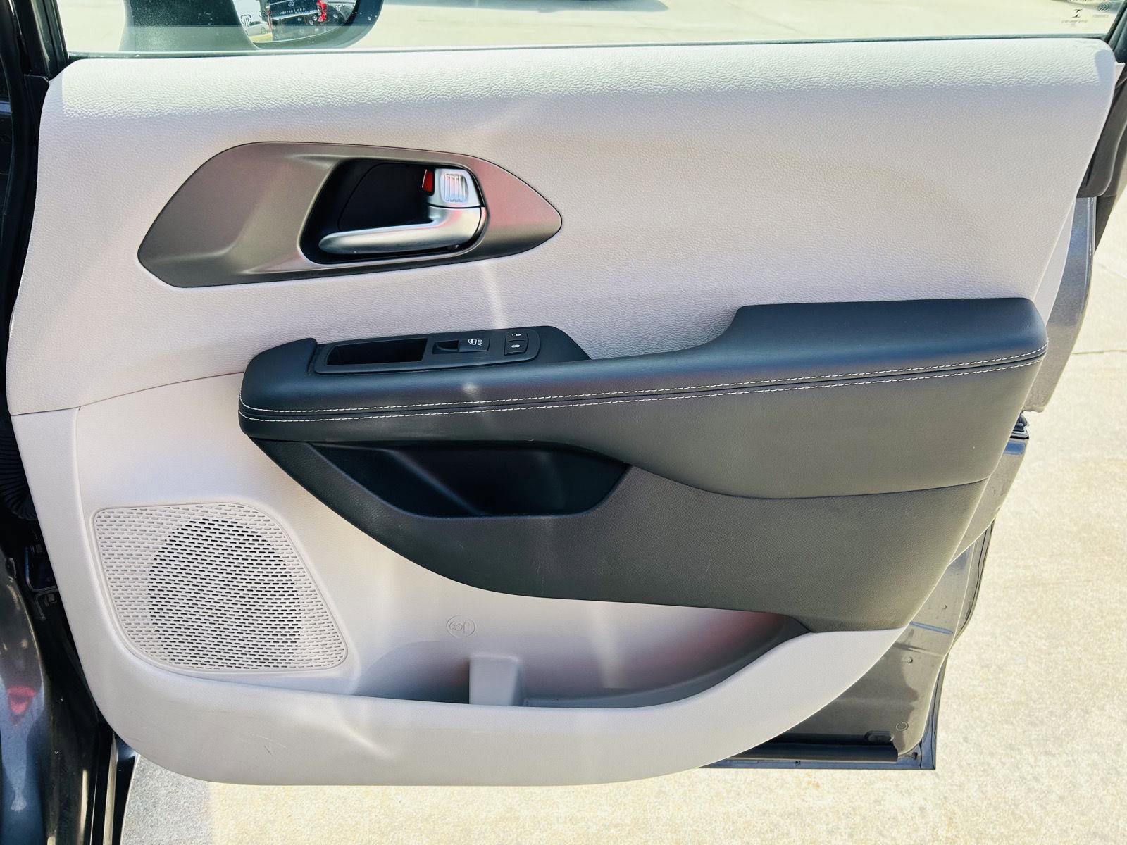 Used 2023 Chrysler Pacifica Touring-L image 32