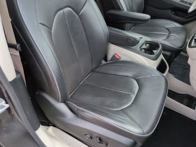 Used 2020 Chrysler Pacifica Limited w/ Advanced Safetytec Group FWD image 23