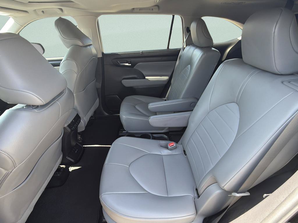 Used 2022 Toyota Highlander XLE FWD image 16