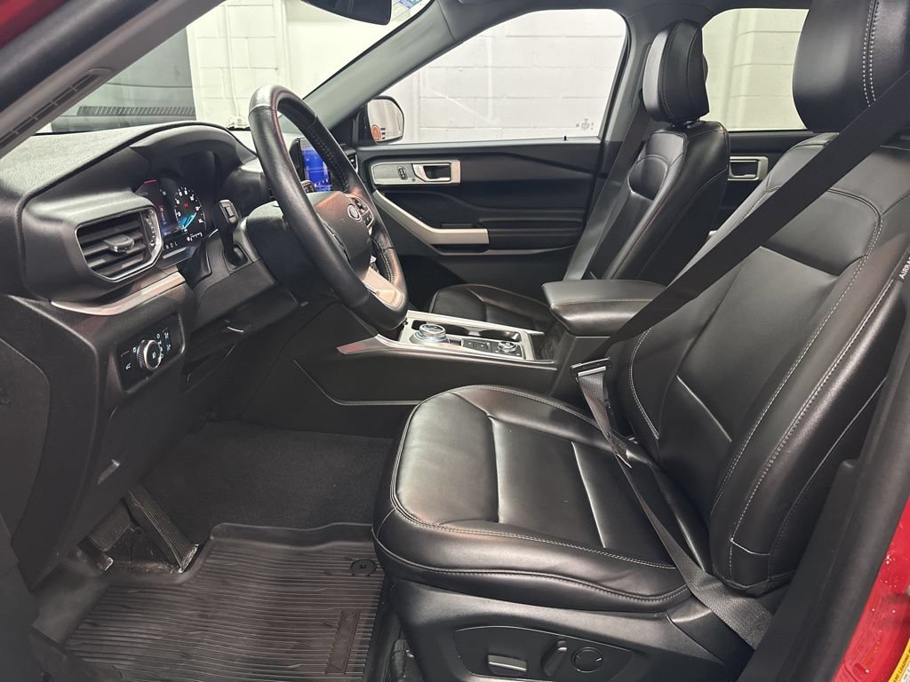 Used 2023 Ford Explorer XLT w/ Equipment Group 202A AWD/4WD image 19
