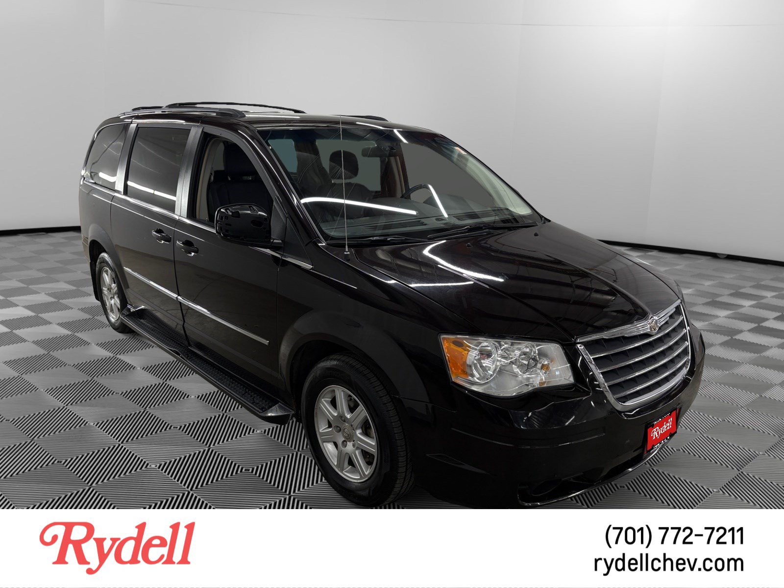 Used 2010 Chrysler Town & Country Touring Plus FWD image 7