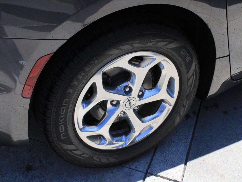 Used 2022 Chrysler Pacifica Limited w/ Uconnect Theater Family Group FWD image 12