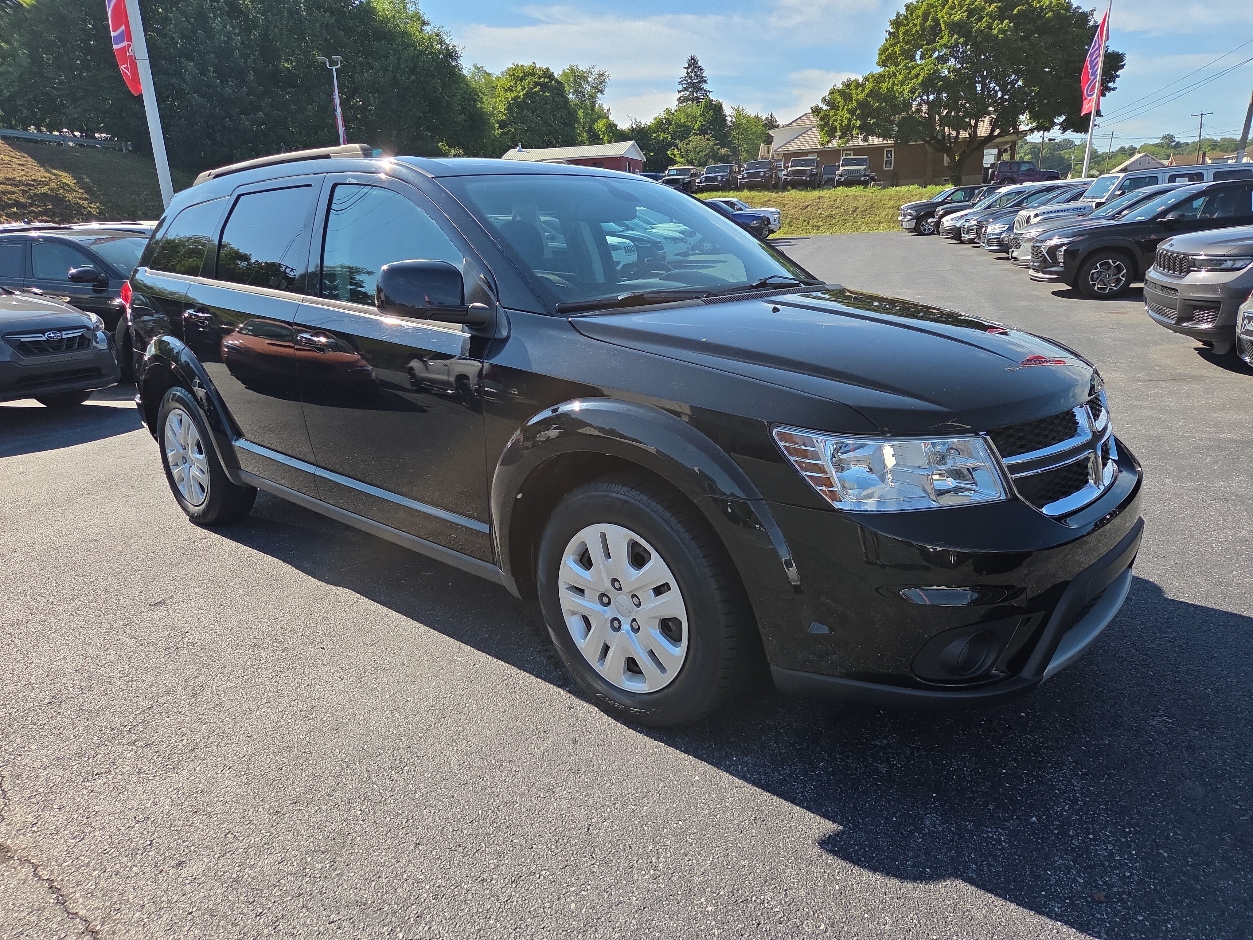 Used 2019 Dodge Journey SE FWD image 1