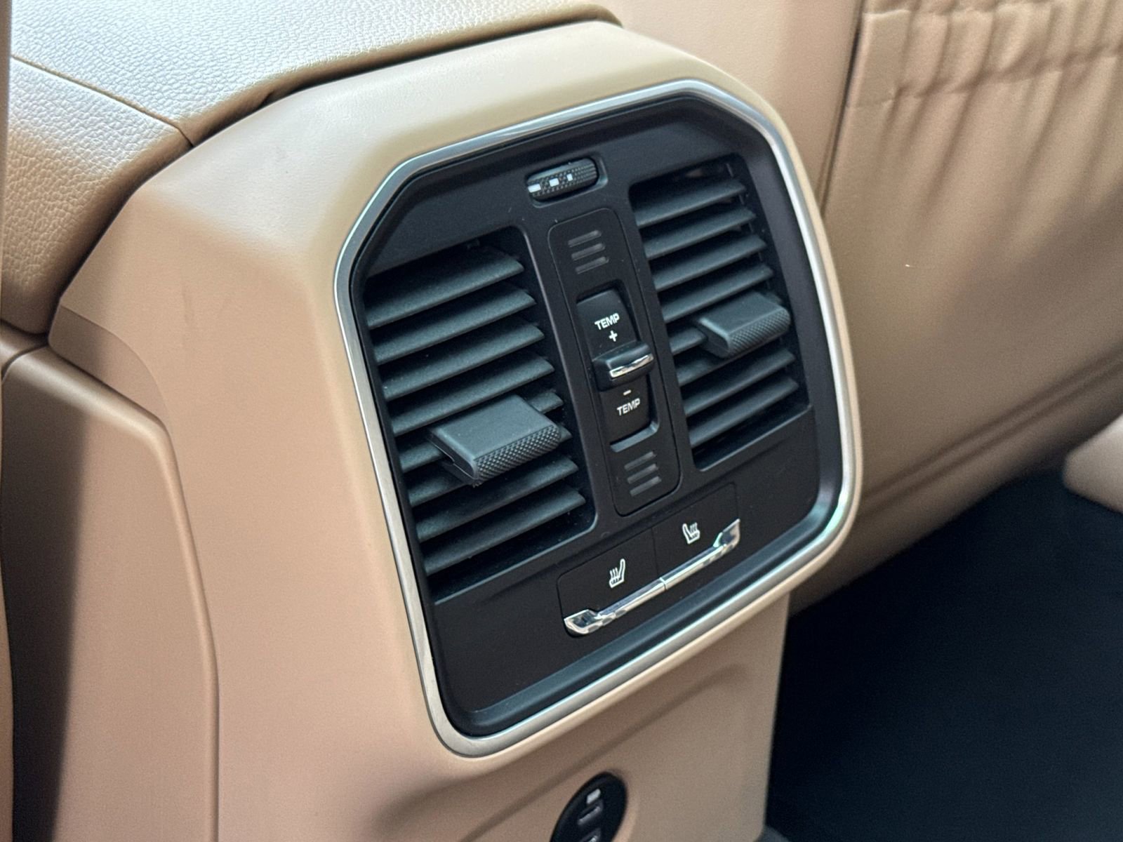 Certified 2023 Porsche Macan image 15