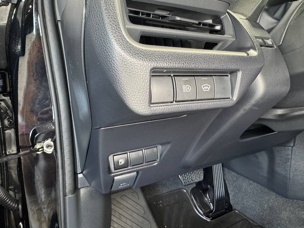 Used 2026 Toyota Prius LE AWD/4WD image 11