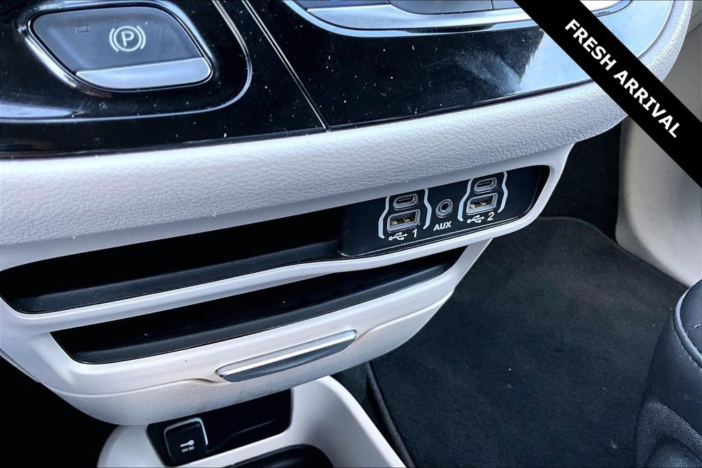 Used 2024 Chrysler Pacifica Touring-L image 15