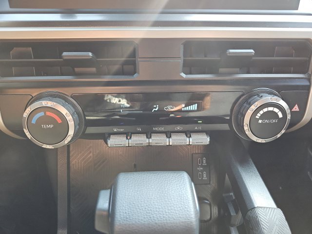Certified 2025 Toyota Tacoma SR5 AWD/4WD image 22